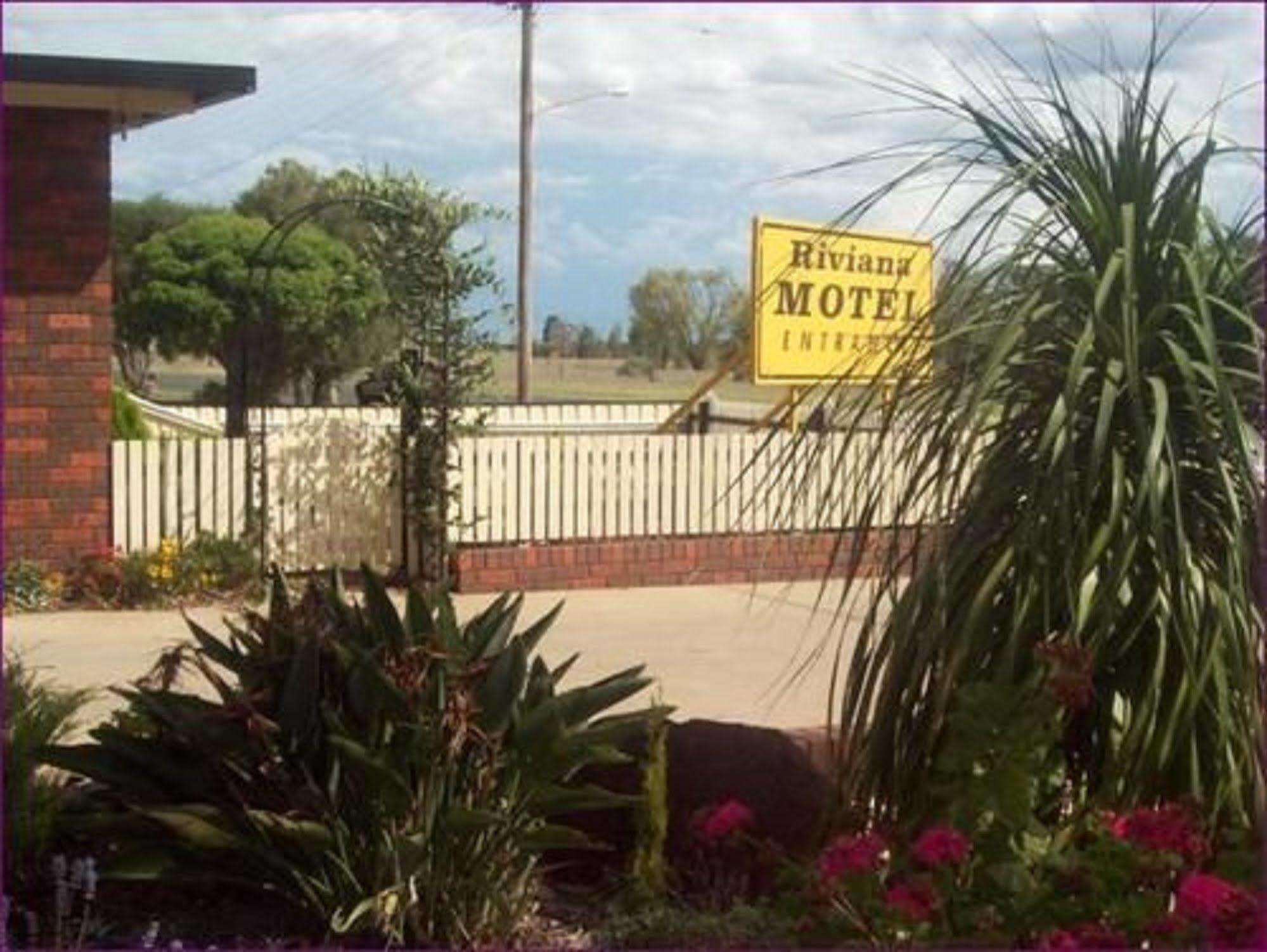 Riviana Motel Дениликуин Экстерьер фото